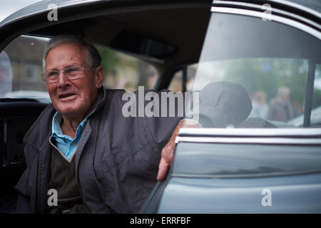 Ein Alter Mann sitzt in seinem Jaguar Oldtimer auf der Skipton Auto Show 2015 Stockfoto