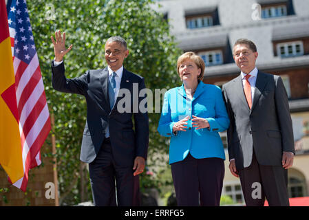 Bundeskanzlerin Angela Merkel und ihr Ehemann Joachim Sauer begrüßen uns Präsident Barack Obama zum Schloss Elmau Resort G7-Gipfel 7. Juni 2015 in Schloss Elmau, Deutschland. Stockfoto