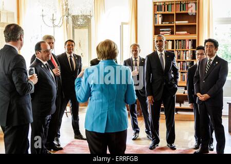 Weltweit führend sind vor der ersten Sitzung des G7-Gipfels auf Schloss Elmau Hotel Juni 7, 2015 in Krun, Deutschland von Bundeskanzlerin Angela Merkel begrüßt. Stehend (L, R): britische Premierminister David Cameron, der französische Präsident Francois Hollande, kanadische Premierminister Stephen Harper, Italiens Premier Matteo Renzi, Präsident des Europäischen Rates Donald Tusk, US-Präsident Barack Obama und der japanische Premierminister Shinzo Abe. Stockfoto