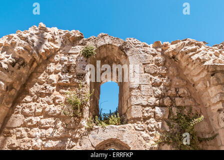 Mauer aus den Ruinen der byzantinischen Kirche in der Nähe von St. Anne Church und Teich von Bethesda in Jerusalem Stockfoto