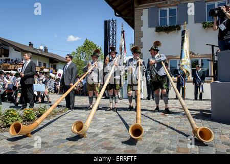 Traditionelle bayerische Alphornbläser vorbereiten auf die Ankunft von US-Präsident Barack Obama und Bundeskanzlerin Angela Merkel bei einem Besuch vor dem Start des G7-Gipfels 7. Juni 2015 in Krün, Deutschland. Stockfoto