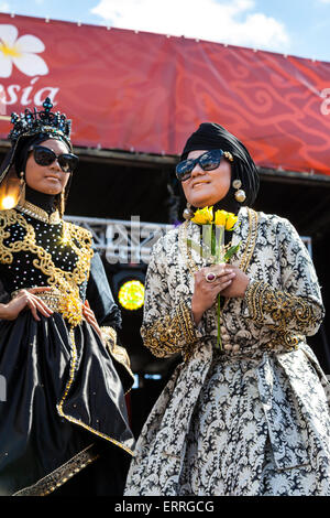 London, Großbritannien, 7. Juni 2015. Die indonesische Designerin Anniesa Hasibuan mit Models, die islamische Mode mit Hijab zeigen, auf der Anniesa Fashion Show bei den Feierlichkeiten „Hello Indonesia“ auf dem Trafalgar Square. 2018 wurde Hasibuan wegen Betrugs zu 18 Jahren Gefängnis verurteilt. Kredit: Imageplotter/Alamy Live Nachrichten Stockfoto