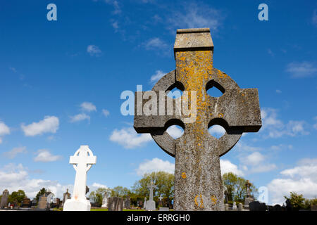 Keltische Kreuze in einem ländlichen irischen Friedhof Tydavnet Grafschaft Monaghan Irland Stockfoto