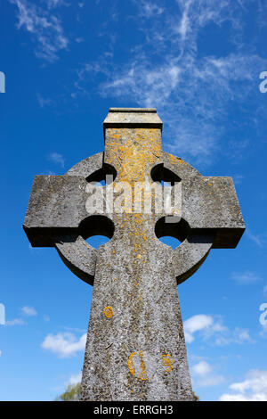 Keltische Kreuze in einem ländlichen irischen Friedhof Tydavnet Grafschaft Monaghan Irland Stockfoto