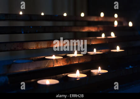 Kerzen in Reihe in der Kirche Stockfoto