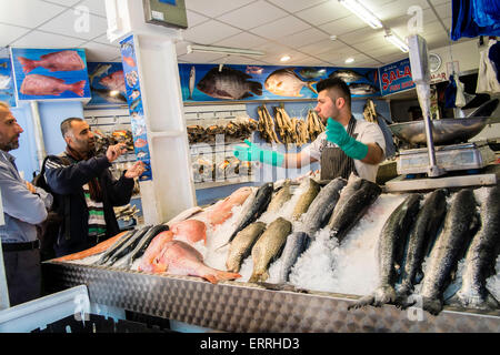 Fischhändler am elektrischen Avanue, Brixton, London, Vereinigtes Königreich Stockfoto