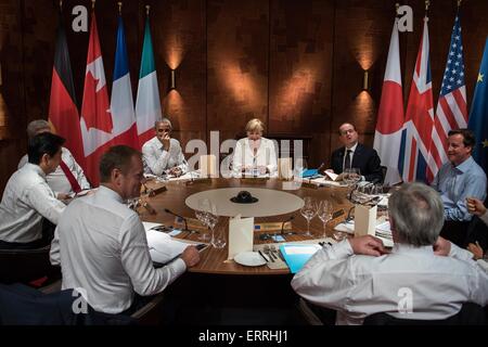 Führenden Politiker der Welt treffen sich in einem Arbeitsessen auf dem G7-Gipfel 7. Juni 2015 in Schloss Elmau, Deutschland. Sitzen (L, R): EU-Ratspräsident Donald Tusk, der japanische Premierminister Shinzo Abe, kanadische Premierminister Stephen Harper, US-Präsident Barack Obama, Bundeskanzlerin Angela Merkel, der französische Präsident Francois Hollande, britische Premierminister David Cameron und EU-Kommissionspräsident Jean-Claude Juncker. Stockfoto