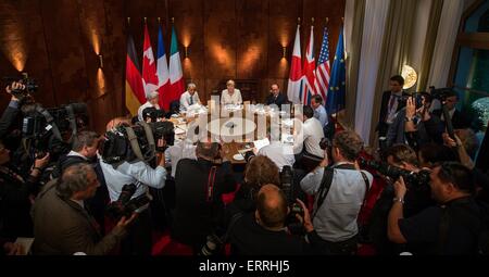 Führenden Politiker der Welt treffen sich in einem Arbeitsessen auf dem G7-Gipfel 7. Juni 2015 in Schloss Elmau, Deutschland. Sitzen (L, R): kanadische Premierminister Stephen Harper, US-Präsident Barack Obama, Bundeskanzlerin Angela Merkel, der französische Präsident Francois Hollande, britische Premierminister David Cameron, Italiens Premier Matteo Renzi, EU-Kommissionspräsident Jean-Claude Juncker, Präsident des Europäischen Rates Donald Tusk und der japanische Premierminister Shinzo Abe. Stockfoto