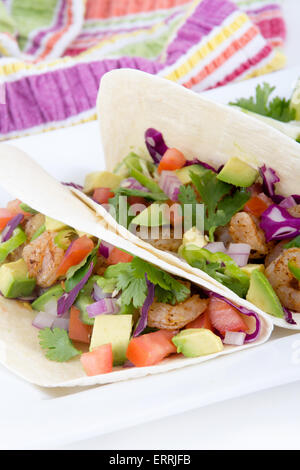 zwei köstliche Garnelen tacos Stockfoto