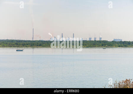 Blick auf Pogoria 4 See mit Industriegebiet auf dem Hintergrund in Dabrowa Gorcznia, Polen Stockfoto