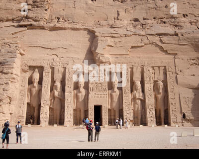 Der Tempel der Hathor und Nefertari, auch bekannt als der kleine Tempel von Abu Simbel, Nubien, Ägypten. Stockfoto