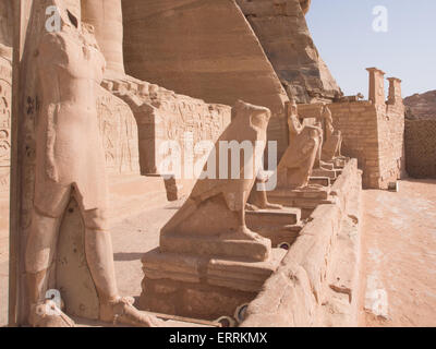 Statuen von der ägyptische Gott Horus in Form eines Falken auf die Tempel von Abu Simbel, Nubien, Ägypten Stockfoto