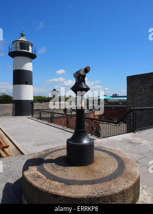 Ein schwarz-weiß-Teleskop und schwarz / weiß Leuchtturm am Southsea Castle, Portsmouth, England Stockfoto