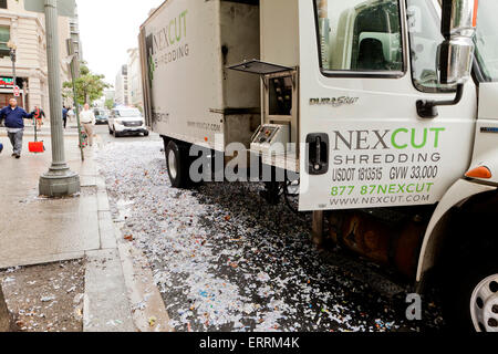 Büro Papier Schreddern LKW-Papier Spill - USA Stockfoto