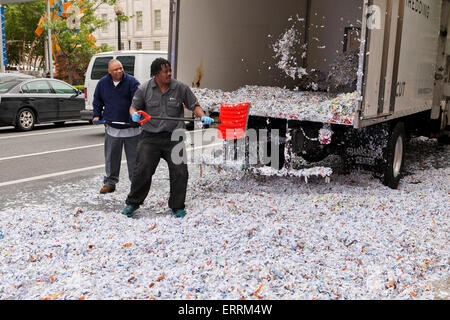 Büro Papier Schreddern LKW-Unfall - Washington, DC USA Stockfoto