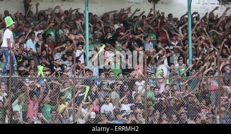 Gaza. 7. Juni 2015. Palästinenser feuern ihre Mannschaft während des Fußballspiels zwischen Ittihad Shijaiyah und Khadamat Rafah Fußballverein Al Yarmouk-Stadion in Gaza-Stadt, 7. Juni 2015. Ittihad Shijaiyah gewann mit 3: 0. © Wissam Nassar/Xinhua/Alamy Live-Nachrichten Stockfoto