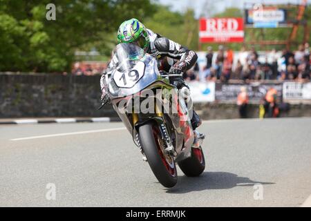 Douglas, Isle of man. 7. Juni 2015. Cameron Donald in Aktion während der TT Superbike-Rennen. Bildnachweis: Action Plus Sport Bilder/Alamy Live News Stockfoto