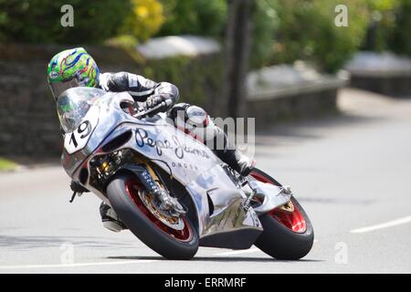 Douglas, Isle of man. 7. Juni 2015. Cameron Donald in Aktion während der TT Superbike-Rennen. Bildnachweis: Action Plus Sport Bilder/Alamy Live News Stockfoto