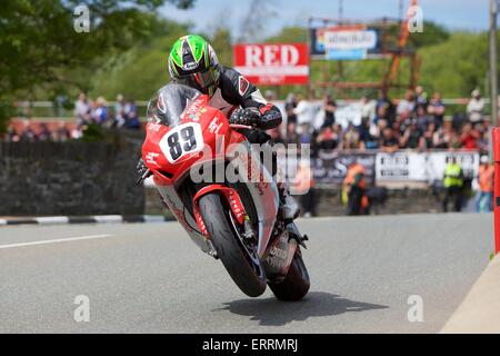 Douglas, Isle of man. 7. Juni 2015. Derek McGee in Aktion während der TT Superbike-Rennen. Bildnachweis: Action Plus Sport Bilder/Alamy Live News Stockfoto