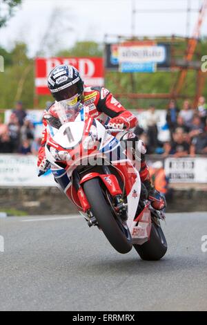 Douglas, Isle of man. 7. Juni 2015. John McGuinness in Aktion während der TT Superbike-Rennen. Bildnachweis: Action Plus Sport Bilder/Alamy Live News Stockfoto