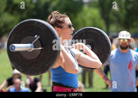 Frau, die Durchführung von Gewichtheben bei einem Outdoor-Fitness-Programm - USA Stockfoto