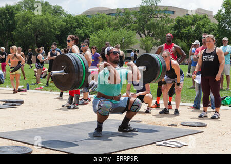 Mann, die Durchführung von Gewichtheben bei einem Outdoor-Fitness-Programm - USA Stockfoto