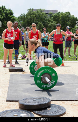 Frau, die Durchführung von Gewichtheben bei einem Outdoor-Fitness-Programm - USA Stockfoto