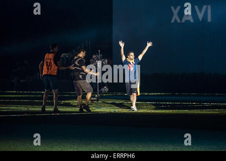 Barcelona, Katalonien, Spanien. 7. Juni 2015. FC Barcelonas Mittelfeldspieler XAVI präsentiert während der Siegerehrung der 2. "Triple" feiern in der Vereinsgeschichte im Camp Nou Stadion Credit: Matthias Oesterle/ZUMA Wire/ZUMAPRESS.com/Alamy Live News Stockfoto