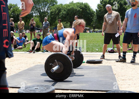 Frau, die Durchführung von Gewichtheben bei einem Outdoor-Fitness-Programm - USA Stockfoto