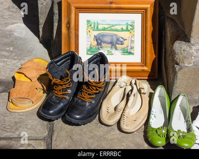 Bric-Brac Sonntag Charity Verkauf an Saltburn durch das Meer North Yorkshire England einige Schuhe und ein Bild von einer Sau. Stockfoto
