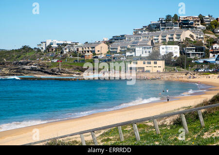 Blick nach Süden entlang South Curl Curl Beach in Richtung Sydney.Curl Curl ist ein Vorort auf Sydneys Nordstrände in der Nähe von Süßwasser, Australien Stockfoto