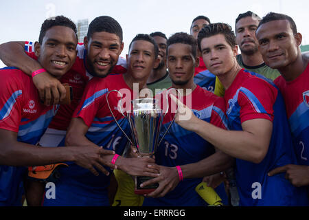 Santo Domingo, Dominikanische Republik. 7. Juni 2015. Dominikanische Republik-Spieler stellen mit der Trophäe nach gewann das Spiel der II Quisqueya Cup gegen Haiti, in der Felix Sanchez Stadium, in Santo Domingo, Dominikanische Republik, am 7. Juni 2015 statt. © Fran Afonso/Xinhua/Alamy Live-Nachrichten Stockfoto