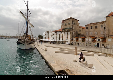 TROGIR, Kroatien - 19. Mai 2013: Trogir Kai. Die zentralen historischen Teil der Stadt Trogir ist in der UNESCO aufgenommen worden Stockfoto