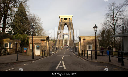 Suche entlang der Straße, die führt über die Clifton Suspension Bridge, Bristol, England, UK. Entworfen von Isambard Kingdom Brunel Stockfoto