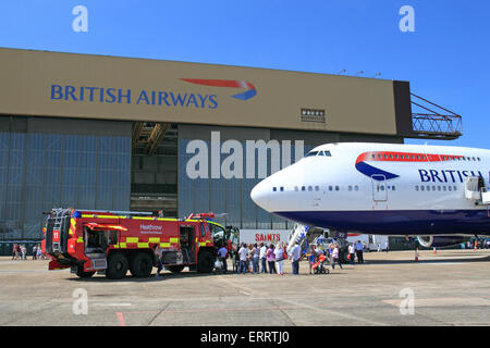 Boeing 747 "Jumbo" und Brandausschreibung bei British Airways Explore and Discover Day, Sonntag, 7. Juni 2015. BA Engineering and Operations Base, London Heathrow Airport, London Borough of Hillingdon, England, Großbritannien, Großbritannien, Großbritannien, Großbritannien, Europa. "Open Day"-Veranstaltung für BA-Mitarbeiter und deren Gäste. Fluggastführungen, Ausstellungen, Verkaufsstände, Unterhaltung, Essen und Getränke. Gutschrift: Ian Bottle/Alamy Live News Stockfoto