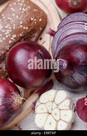 Knoblauch, Zwiebeln und Brot Stockfoto