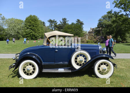 7. Juni 2015 - Old Westbury, New York, USA - ein blauer 1931 Ford Model A Roadster mit weißen Wand Reifen, im Besitz von Roger F. Clark des King-Park, wird auf der 50. jährlichen Frühjahr treffen Auto Show gesponsert von größeren New York Region Antique Automobile Club of America gezeigt. Mehr als 1.000 antiken, klassischen und kundenspezifische Autos nahmen an der beliebten Long Island Oldtimer-Show im historischen Old Westbury Gardens statt. (Kredit-Bild: © Ann Parry/ZUMA Draht) Stockfoto