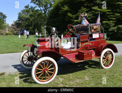 7. Juni 2015 - Old Westbury, New York, USA - ist ein roter 1914 Ford Modell T chemische Feuerwehrauto auf der 50. jährlichen Frühjahr treffen Auto Show gesponsert von größeren New York Region Antique Automobile Club of America vorgestellt. Mehr als 1.000 antiken, klassischen und kundenspezifische Autos nahmen an der beliebten Long Island Oldtimer-Show im historischen Old Westbury Gardens statt. (Kredit-Bild: © Ann Parry/ZUMA Draht) Stockfoto