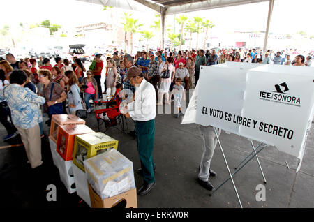 Sonora, Mexiko. 7. Juni 2015. Bewohner richten ihre Stimmen in einem Wahllokal in Hermosillo, Sonora, Mexiko, am 7. Juni 2015 aus. © Jose Pazos/NOTIMEX/Xinhua/Alamy Live-Nachrichten Stockfoto