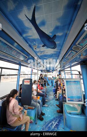 Qingdao, China Shandong Provinz. 8. Juni 2015. Menschen nehmen einen Bus mit Gemälden zum Thema des Ozeans in Qingdao-Stadt in der ostchinesischen Provinz Shandong, 8. Juni 2015. Bildnachweis: Lin Xiaomu/Xinhua/Alamy Live-Nachrichten Stockfoto