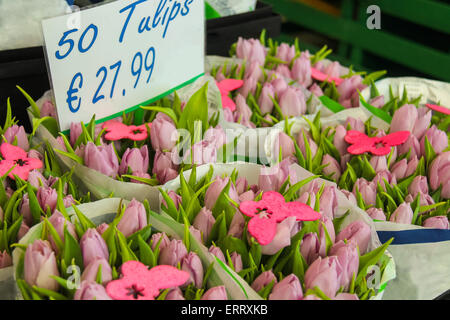 Verkauf von rosa holländische Tulpen verziert Schmetterling Stockfoto