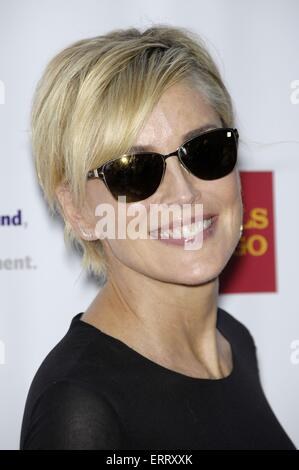 New York, NY, USA. 7. Juni 2015. Los Angeles, CA, USA. 7. Juni 2015. Sharon Stone im Ankunftsbereich für den Schauspieler Fonds 19. Annual Tony Awards Viewing Party, Skirball Cultural Center, Los Angeles, CA 7. Juni 2015. Bildnachweis: Michael Germana/Everett Collection/Alamy Live-Nachrichten Stockfoto