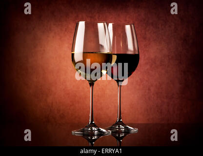 Zwei Gläser Wein auf einem strukturierten Hintergrund Stockfoto