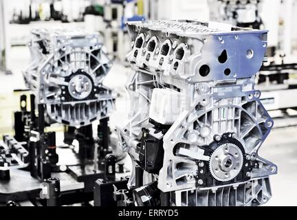 Produktionslinie für die Herstellung der Motoren in der Autofabrik. Stockfoto