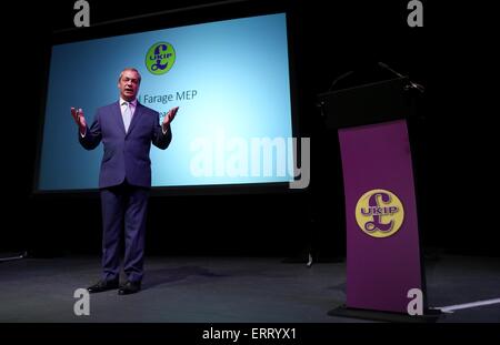 UK-unabhängige Parteichef Nigel Farage spricht während der UKIP South East Conference 2015 bei den Wintergärten in Eastbourne 6. Juni 2015 Stockfoto