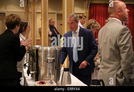 UK-unabhängige Parteichef Nigel Farage bekommen selbst eine Tasse Tee aus der Urne UKIP South East Conference 2015 bei den Wintergärten in Eastbourne. 6. Juni 2015 Stockfoto