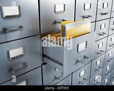 Filing cabinet mit einem gelben Ordner in eine Schublade öffnen Stockfoto