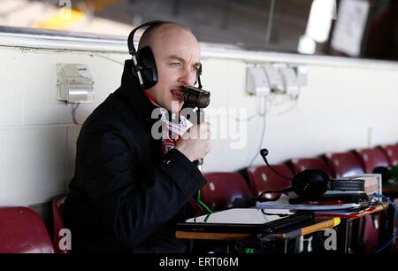 Ein Radio-Moderator Rundfunk live aus einer Sportveranstaltung. Stockfoto