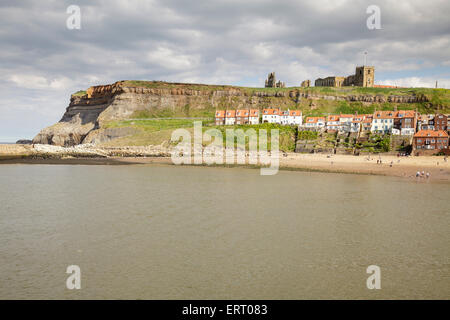 Whitby Hafen mit der Stadt, Abtei und Marienkirche, Yorkshire, England Stockfoto