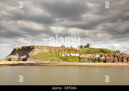 Whitby Hafen mit der Stadt, Abtei und Marienkirche, Yorkshire, England Stockfoto